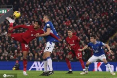 33岁卡塞米罗染红引暴怒！阿莫林拒辞职，曼联冬窗卖他套现？